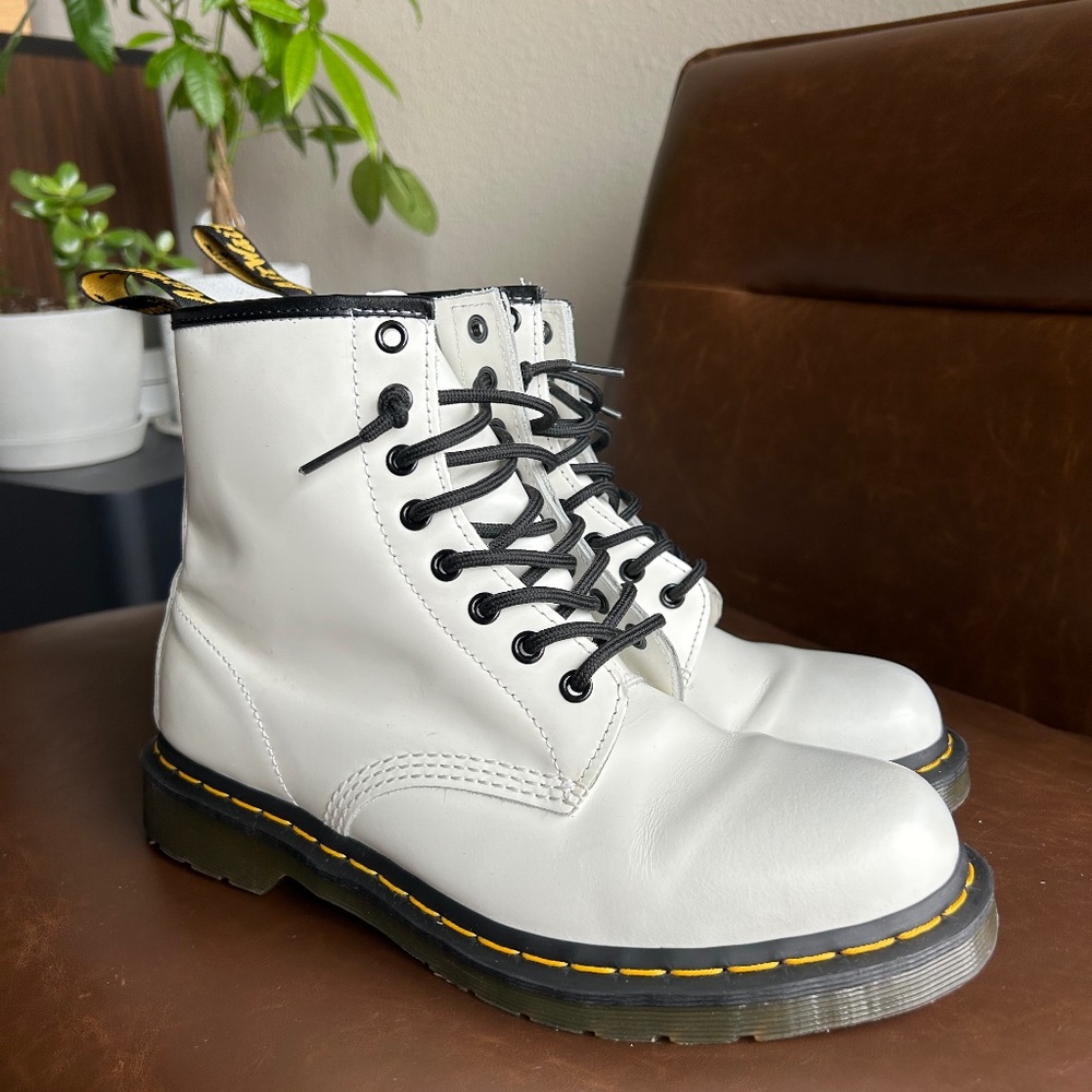 1460 SMOOTH WHITE LEATHER LACE UP BOOTS
